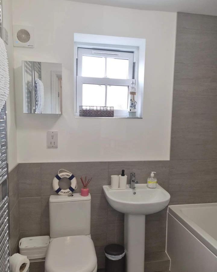 Sea Air At The Bay Filey, Sleeps 4, 2 Dogs Welcome For Free Too Holiday home *
